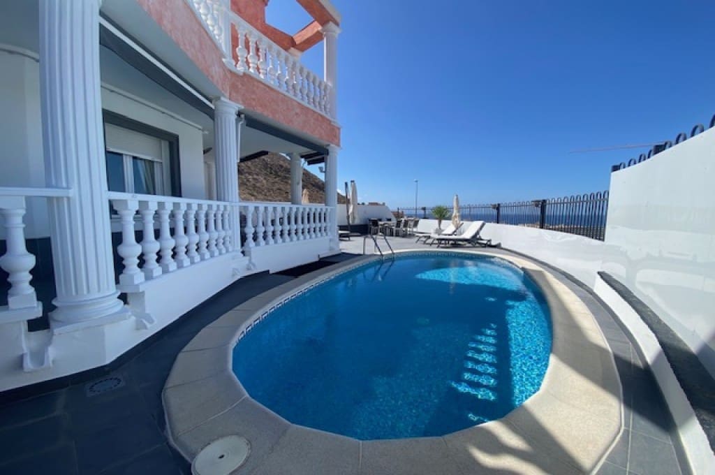 4 soveværelse Villa til salg i Los Cristianos med swimmingpool garage - € 890.000 (Ref: 8511229)