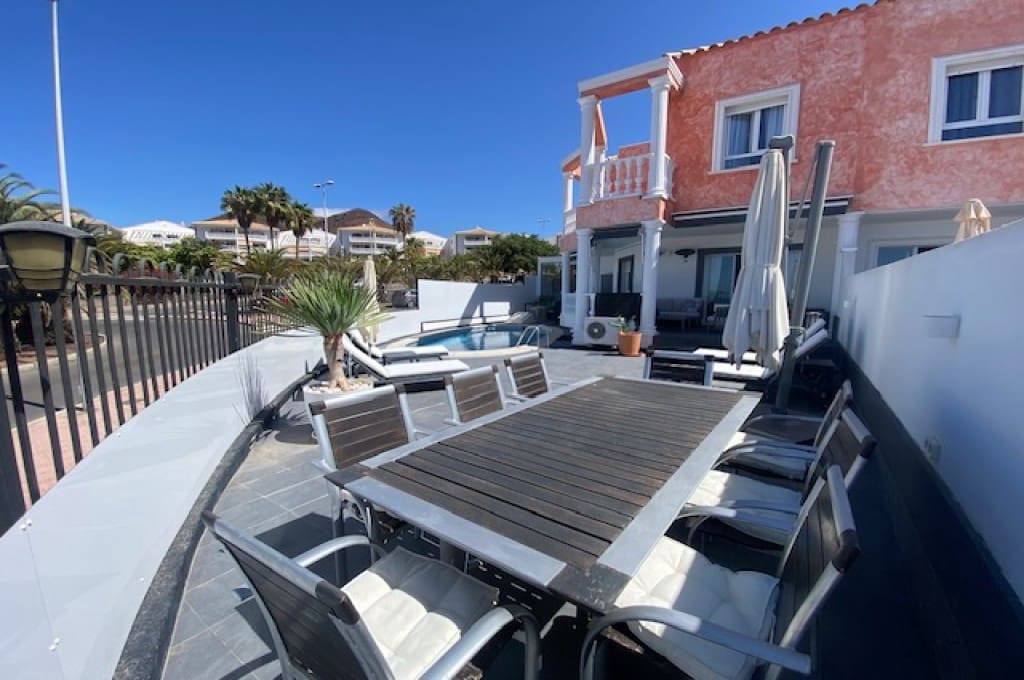 4 soveværelse Villa til salg i Los Cristianos med swimmingpool garage - € 890.000 (Ref: 8511229)