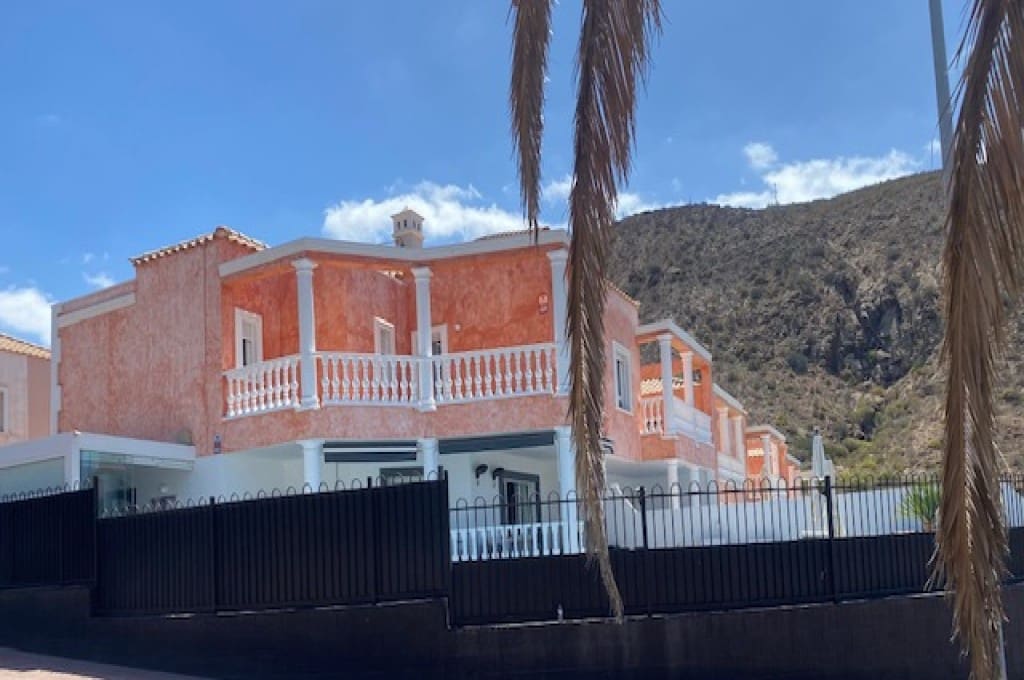 4 soveværelse Villa til salg i Los Cristianos med swimmingpool garage - € 890.000 (Ref: 8511229)