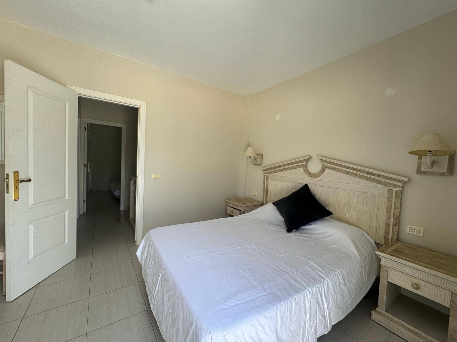 2 bedroom Apartment for rent in Los Cristianos with pool garage - € 1,900 (Ref: 8952310)