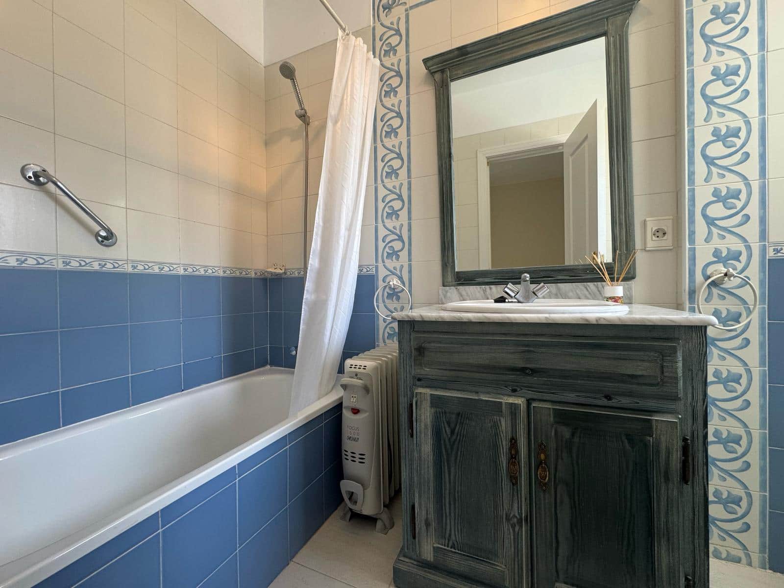 2 bedroom Apartment for rent in Los Cristianos with pool garage - € 1,900 (Ref: 8952310)