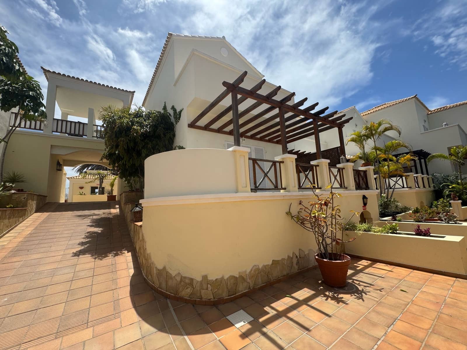 2 bedroom Apartment for rent in Los Cristianos with pool garage - € 1,900 (Ref: 8952310)