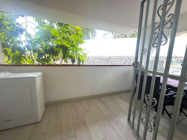 2 soverom Leilighet til salgs i Chayofa, Arona med svømmebasseng garasje - € 285 000 (Ref: 9400029)