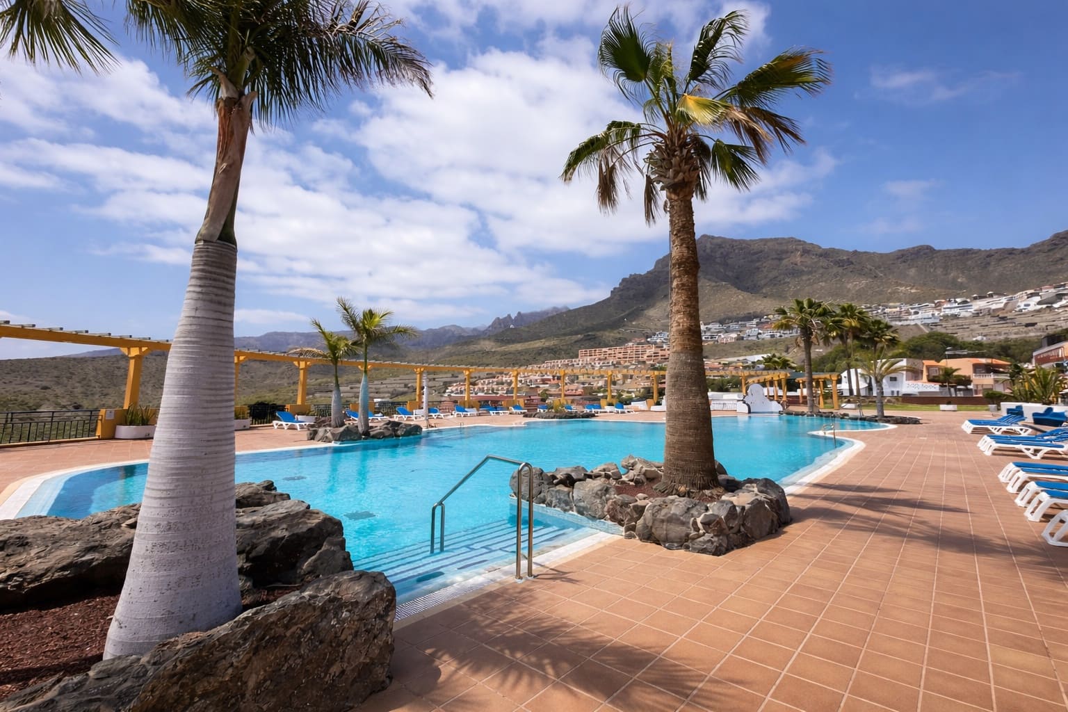 2 bedroom Apartment for sale in Adeje with pool garage - € 449,000 (Ref: 9714018)