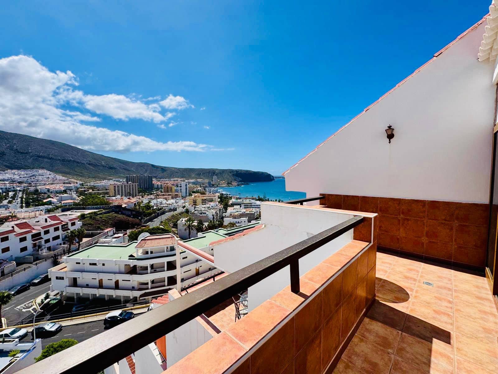 3 sypialnia Penthouse na sprzedaż w Los Cristianos z basenem garażem - 599 000 € (Ref: 9798341)