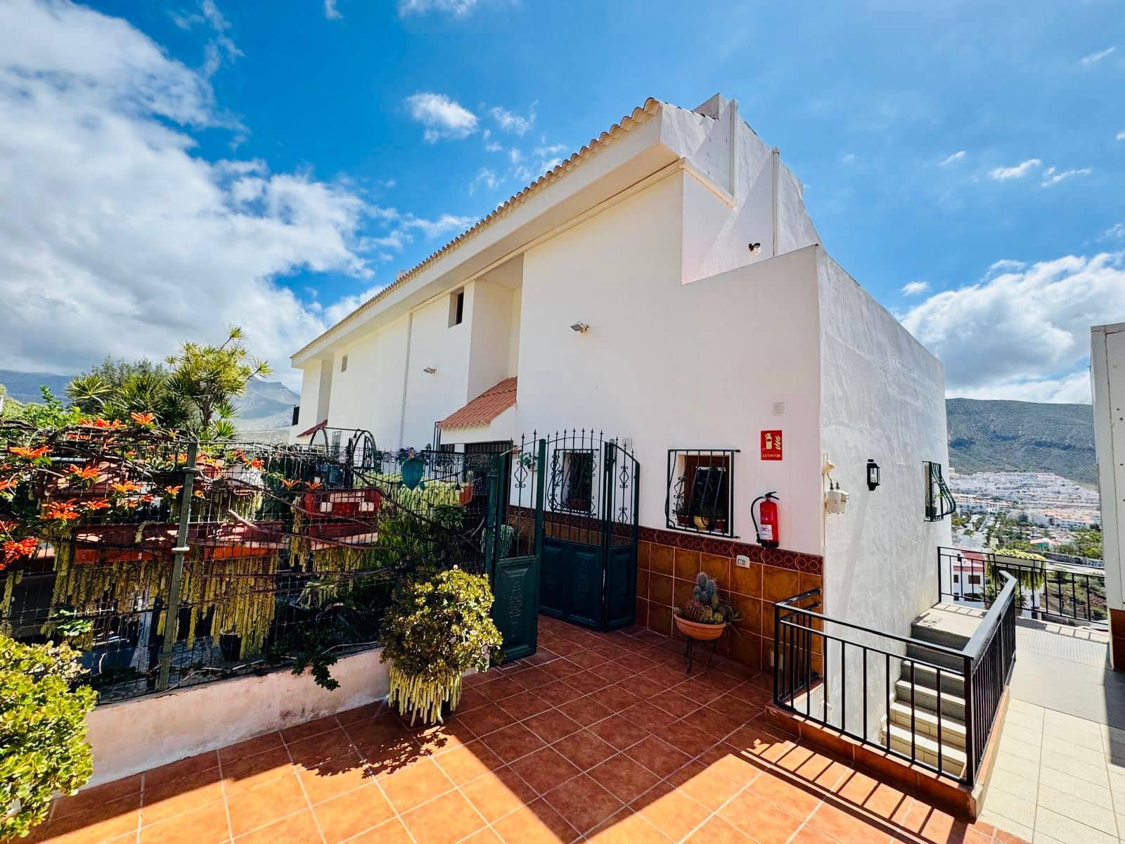 3 sypialnia Penthouse na sprzedaż w Los Cristianos z basenem garażem - 599 000 € (Ref: 9798341)