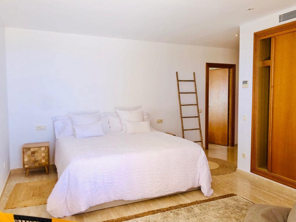 Apartamento de 3 habitaciones en San Jose / Sant Josep de Sa Talaia en alquiler con piscina - 4.800 € (Ref: 10097288)