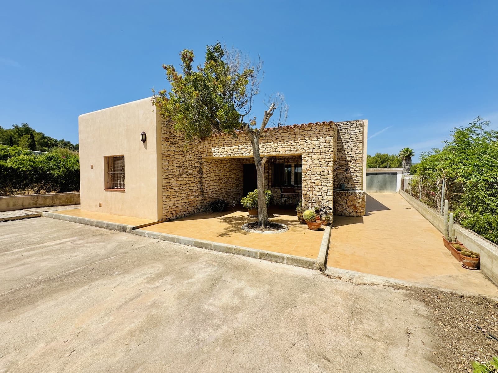 4 bedroom Villa for sale in Sant Antoni de Portmany - € 1,200,000 (Ref: 9079814)