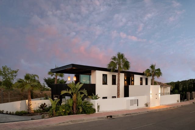 4 slaapkamer Villa te koop in Estepona met zwembad garage - € 1.190.000 (Ref: 10115587)