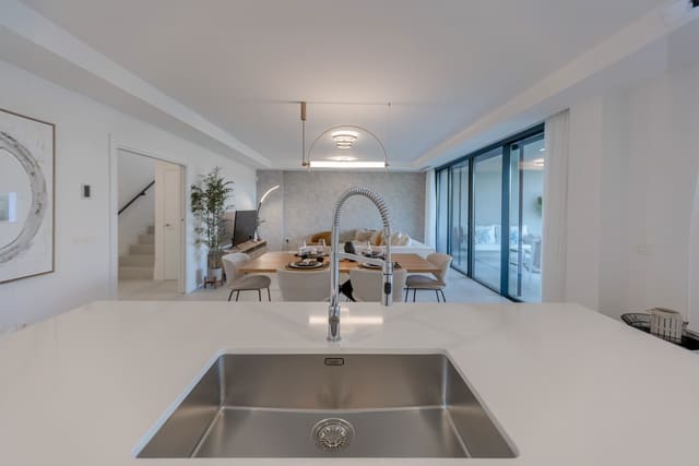 4 soverom Hus til salgs i Mijas Costa, Mijas med svømmebasseng garasje - € 739 000 (Ref: 7098071)