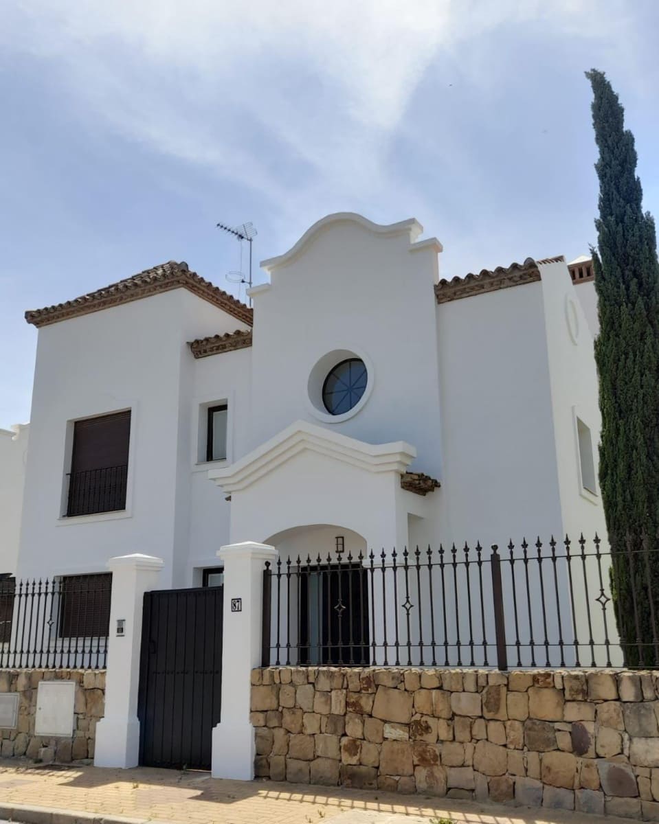 3 quarto Moradia Geminada para venda em Estepona com piscina garagem - 756 413 € (Ref: 7108111)