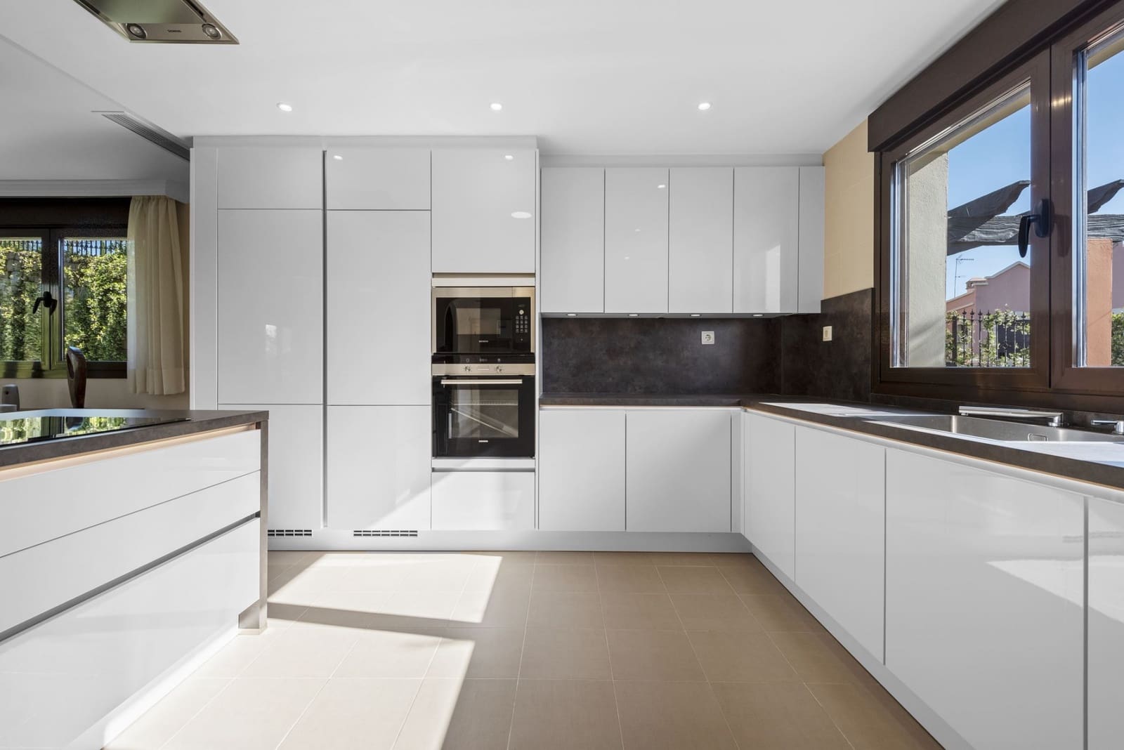 3 quarto Moradia Geminada para venda em Estepona com piscina garagem - 756 413 € (Ref: 7108111)