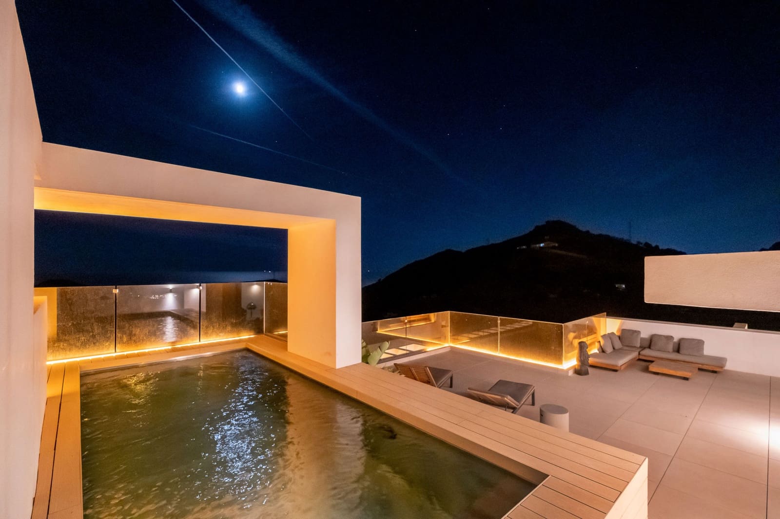 3 bedroom Penthouse for sale in Marbella with pool garage - € 1,950,000 (Ref: 7213783)