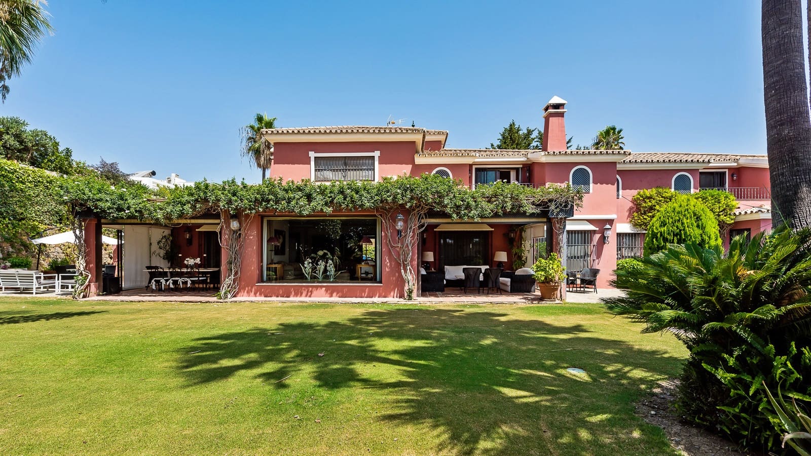 Chalet de 5 habitaciones en Nueva Andalucia en venta con piscina garaje - 3.190.000 € (Ref: 7367496)