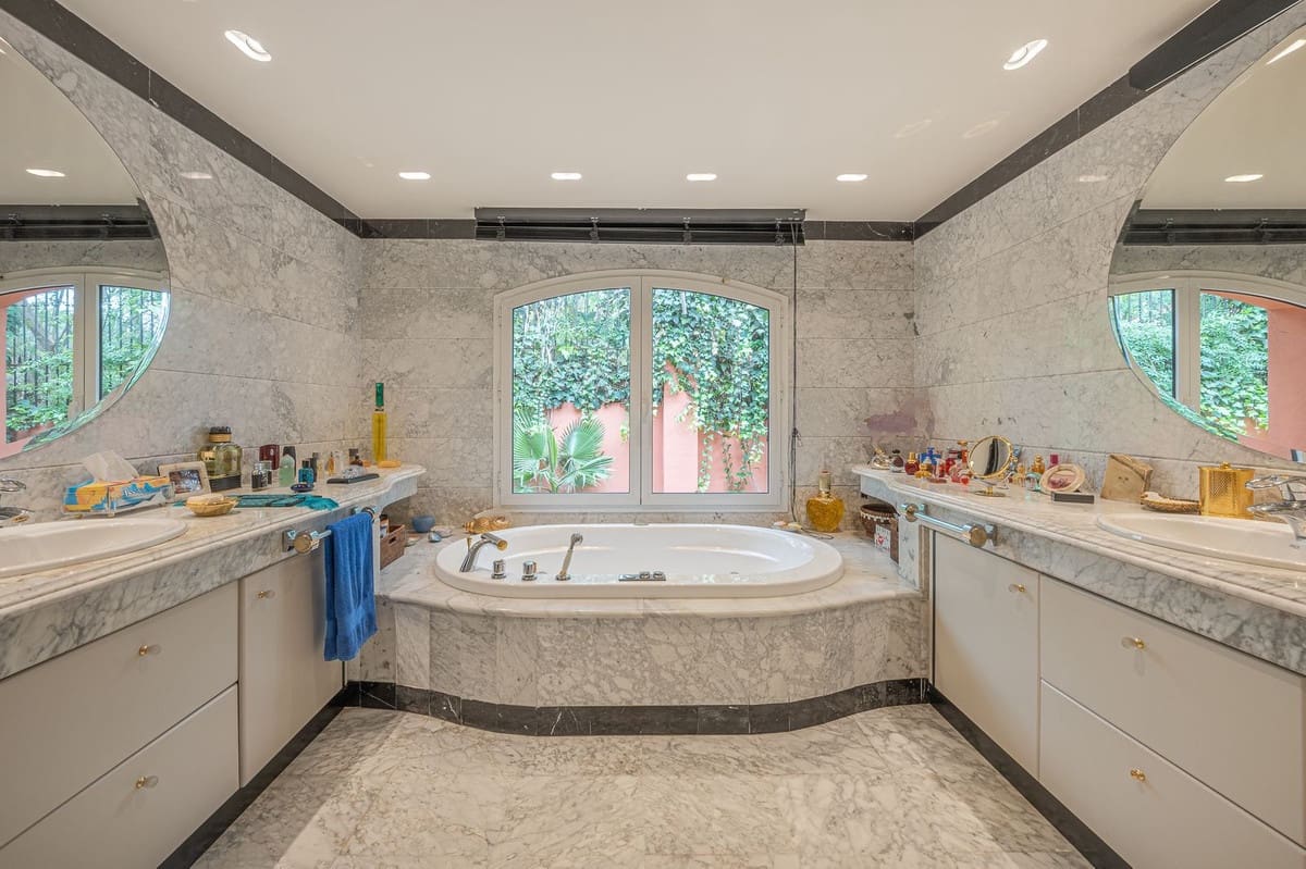 4 bedroom Villa for sale in Marbella with pool garage - € 4,200,000 (Ref: 7400447)