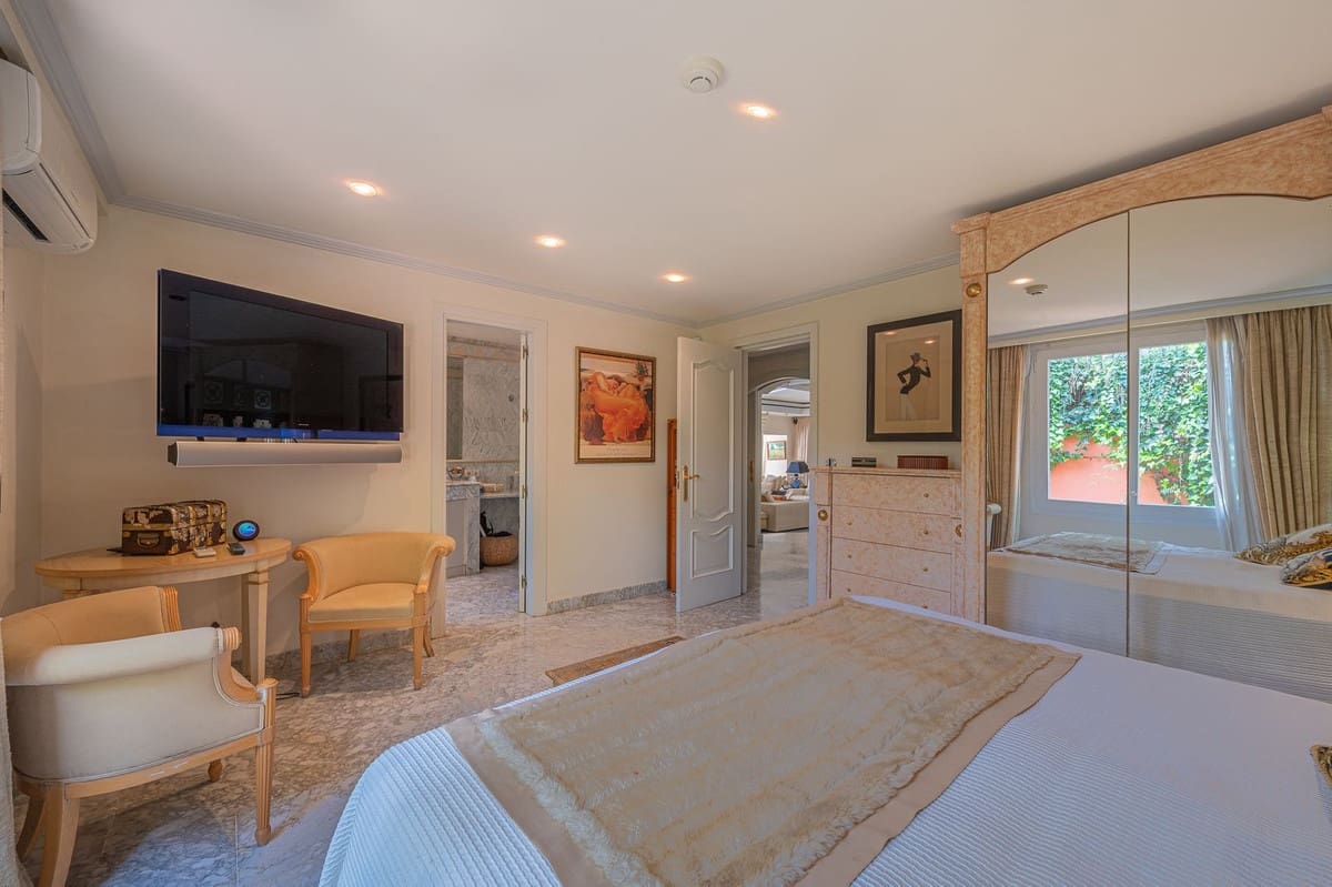 4 bedroom Villa for sale in Marbella with pool garage - € 4,200,000 (Ref: 7400447)