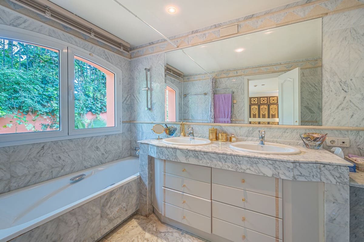 4 bedroom Villa for sale in Marbella with pool garage - € 4,200,000 (Ref: 7400447)