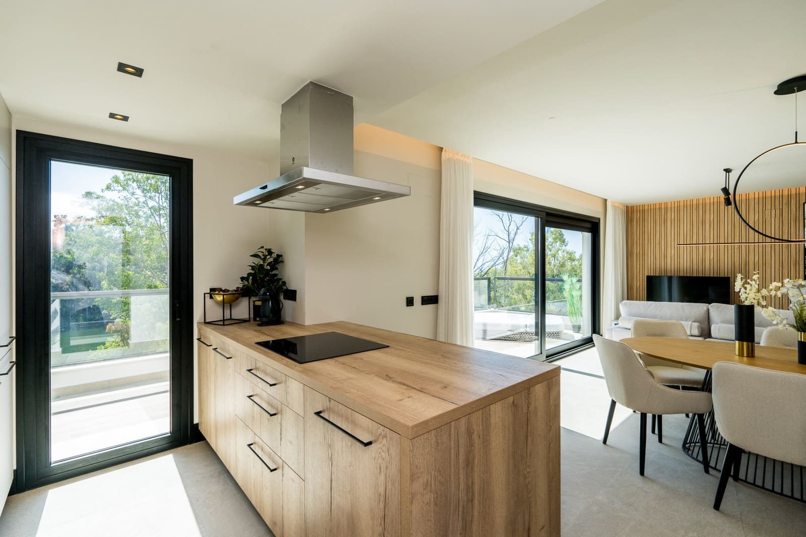 3 sypialnia Apartament na sprzedaż w Nueva Andalucia z basenem garażem - 950 000 € (Ref: 7500781)