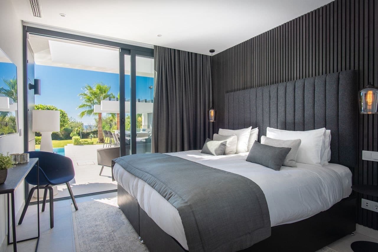 6 bedroom Villa for sale in Estepona with pool garage - € 2,800,000 (Ref: 7796272)