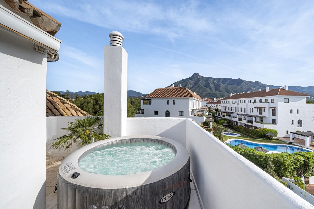 2 bedroom Penthouse for sale in Marbella with pool garage - € 650,000 (Ref: 8256008)