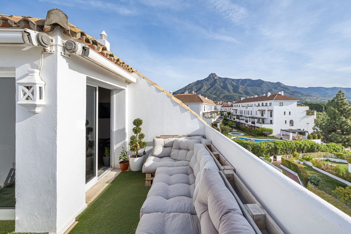2 bedroom Penthouse for sale in Marbella with pool garage - € 650,000 (Ref: 8256008)