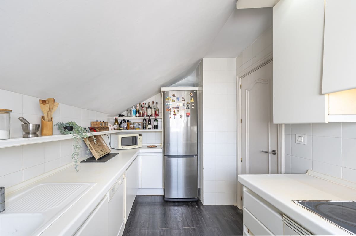 2 bedroom Penthouse for sale in Marbella with pool garage - € 650,000 (Ref: 8256008)