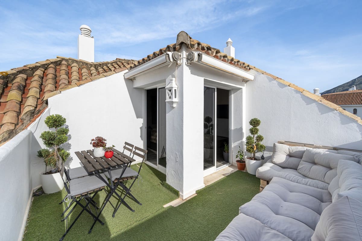 2 bedroom Penthouse for sale in Marbella with pool garage - € 650,000 (Ref: 8256008)