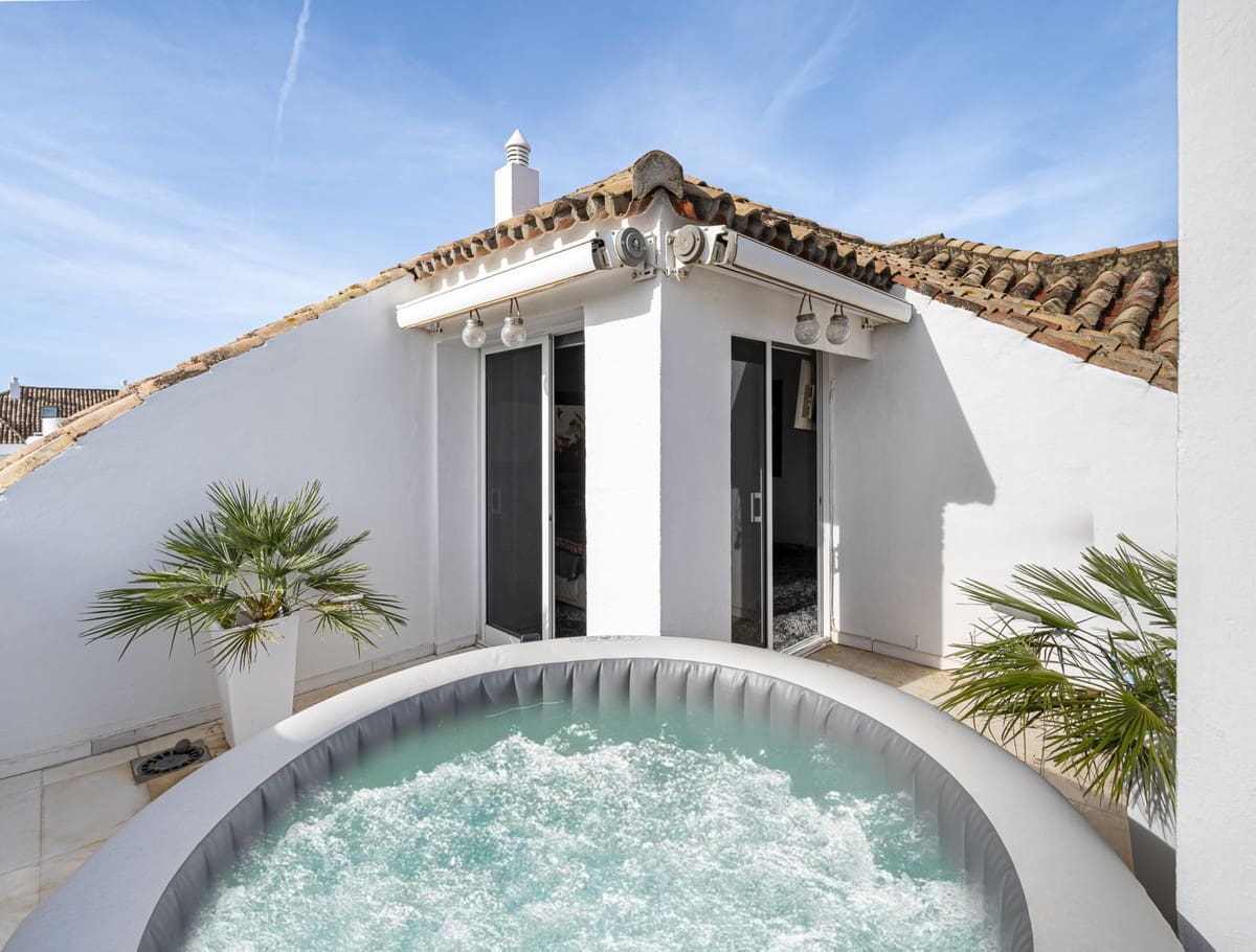 2 bedroom Penthouse for sale in Marbella with pool garage - € 650,000 (Ref: 8256008)