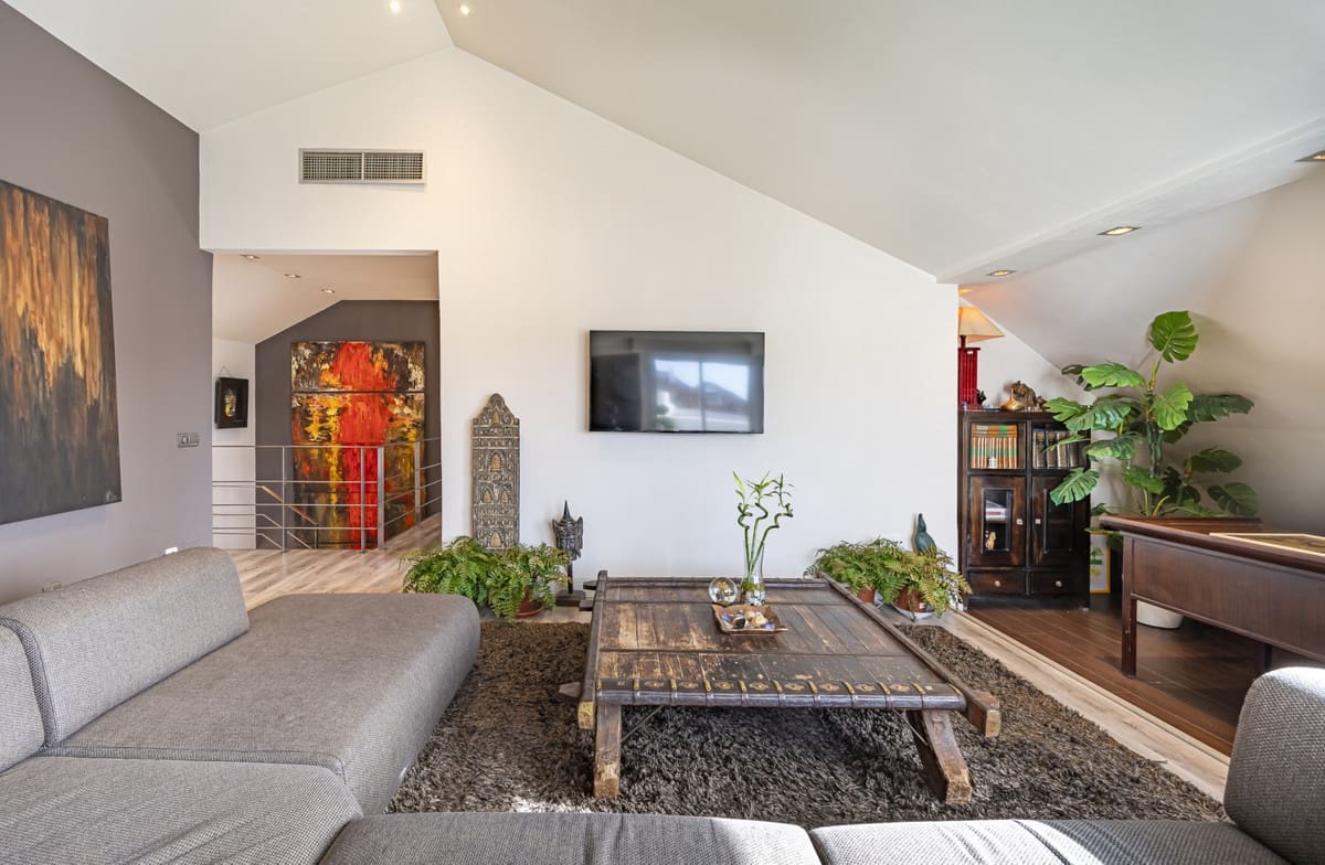 2 bedroom Penthouse for sale in Marbella with pool garage - € 650,000 (Ref: 8256008)