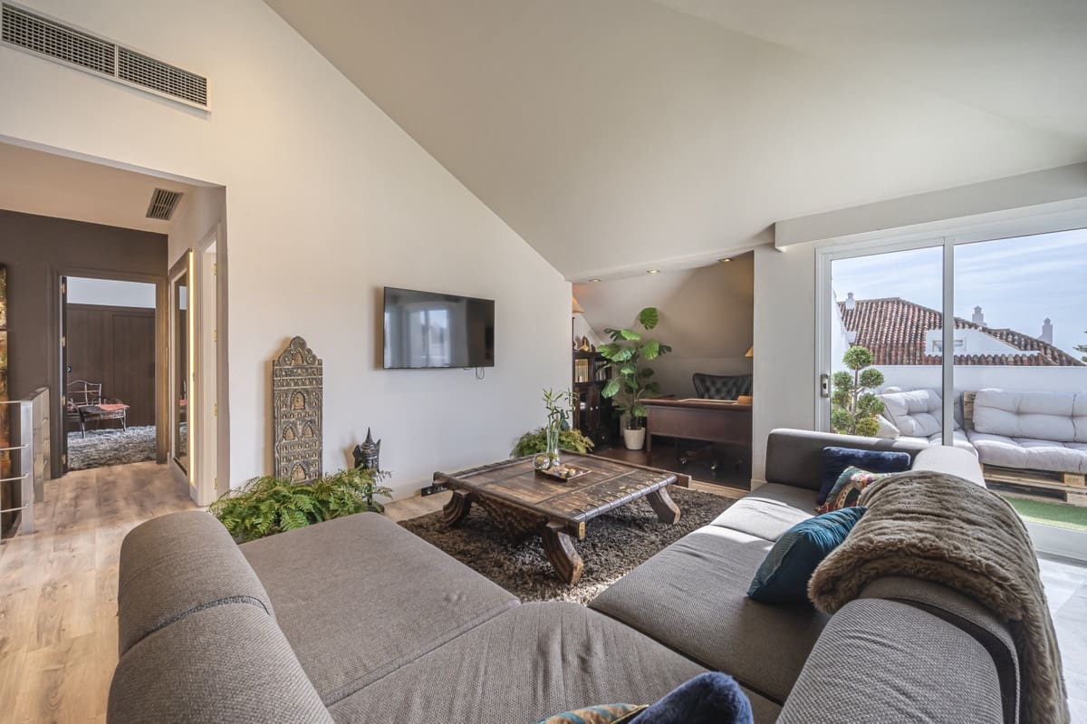 2 bedroom Penthouse for sale in Marbella with pool garage - € 650,000 (Ref: 8256008)