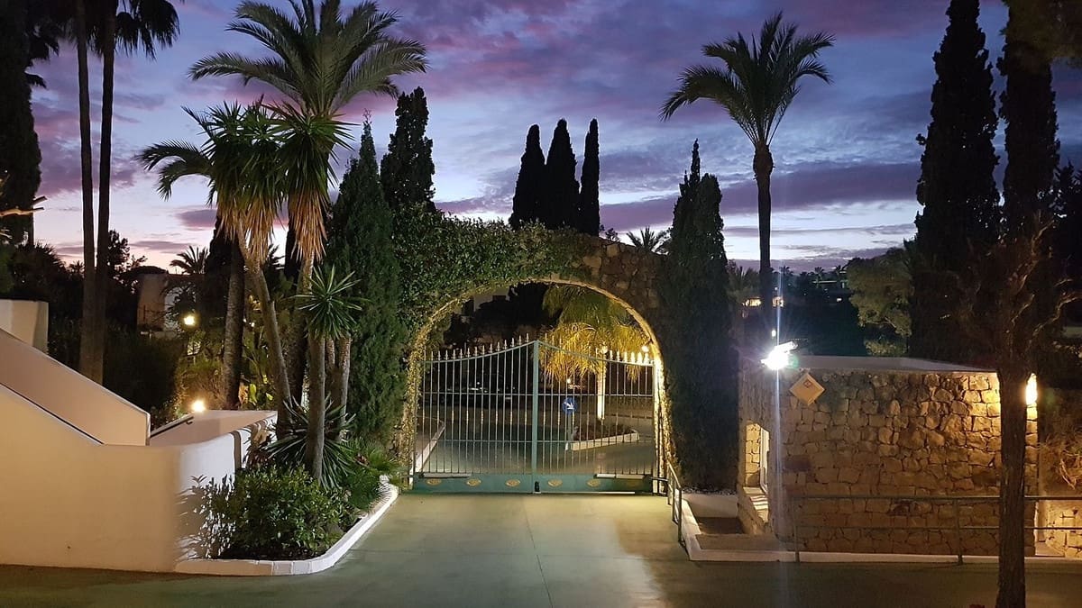 2 bedroom Penthouse for sale in Marbella with pool garage - € 650,000 (Ref: 8256008)