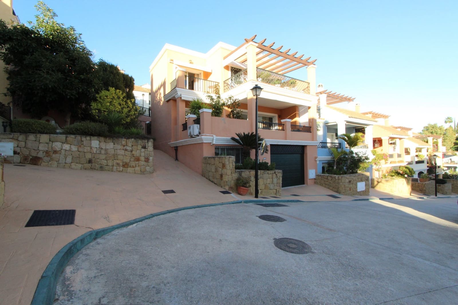 4 soveværelse Byhus til salg i Nueva Andalucia med swimmingpool garage - € 950.000 (Ref: 8738406)