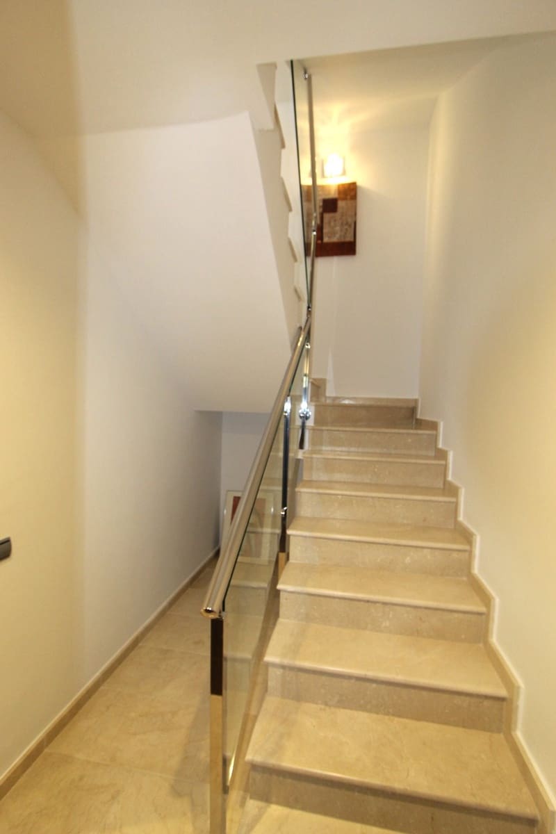 4 soveværelse Byhus til salg i Nueva Andalucia med swimmingpool garage - € 950.000 (Ref: 8738406)