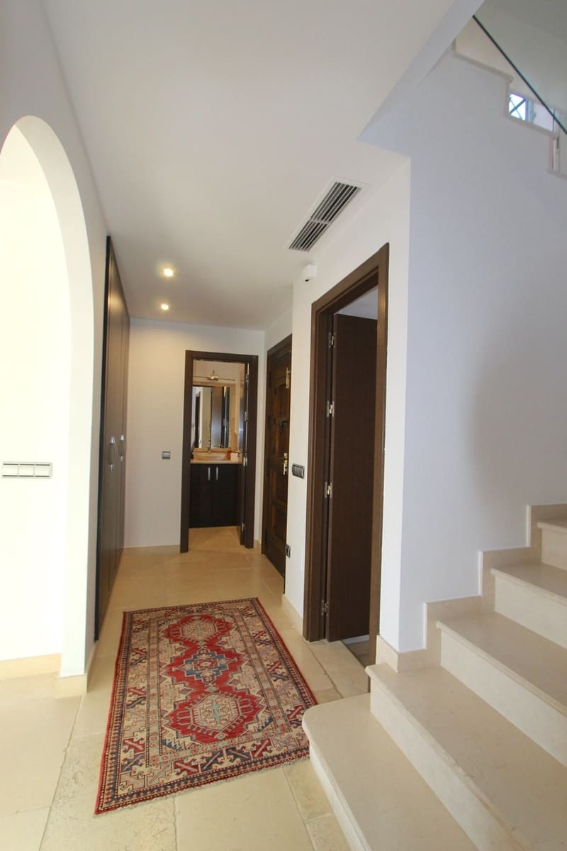 4 soveværelse Byhus til salg i Nueva Andalucia med swimmingpool garage - € 950.000 (Ref: 8738406)