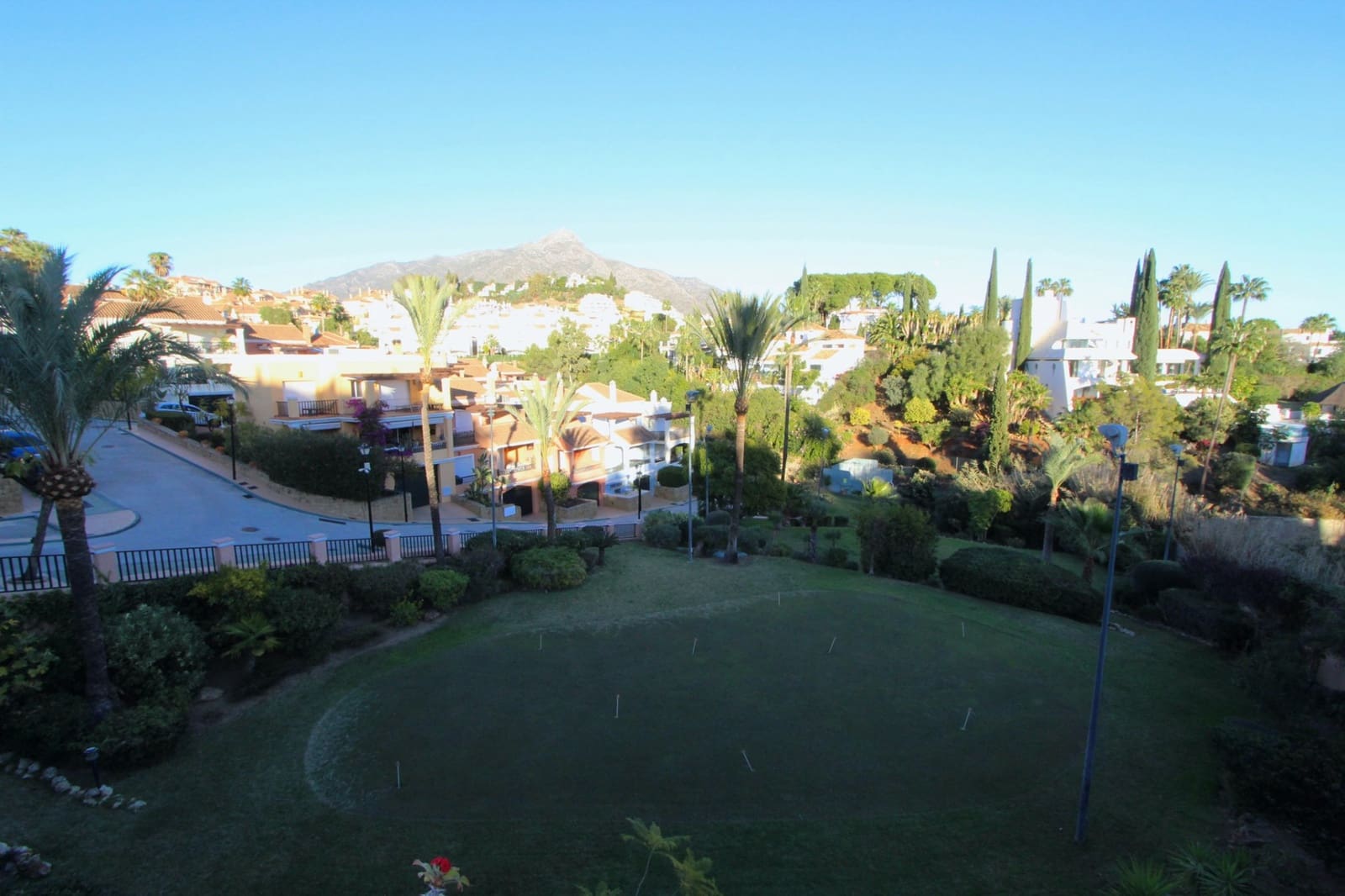 4 soveværelse Byhus til salg i Nueva Andalucia med swimmingpool garage - € 950.000 (Ref: 8738406)