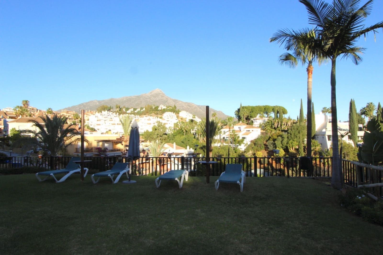 4 soveværelse Byhus til salg i Nueva Andalucia med swimmingpool garage - € 950.000 (Ref: 8738406)