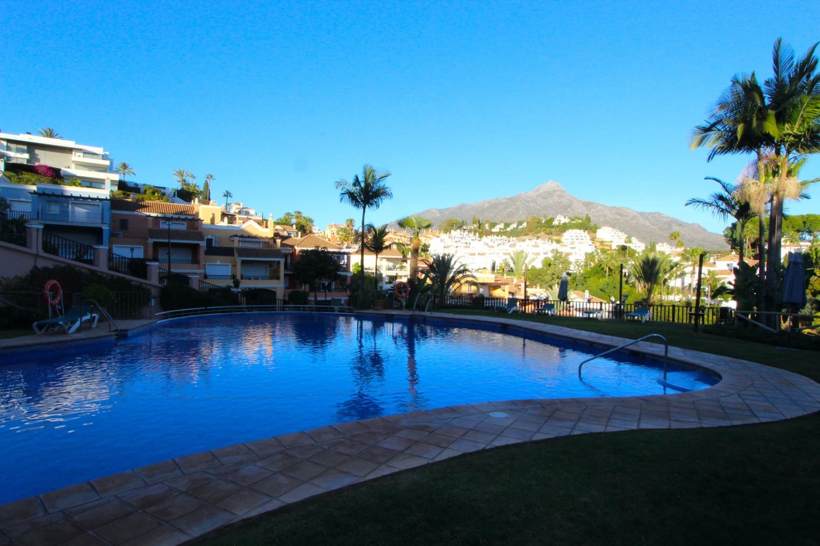 4 soveværelse Byhus til salg i Nueva Andalucia med swimmingpool garage - € 950.000 (Ref: 8738406)