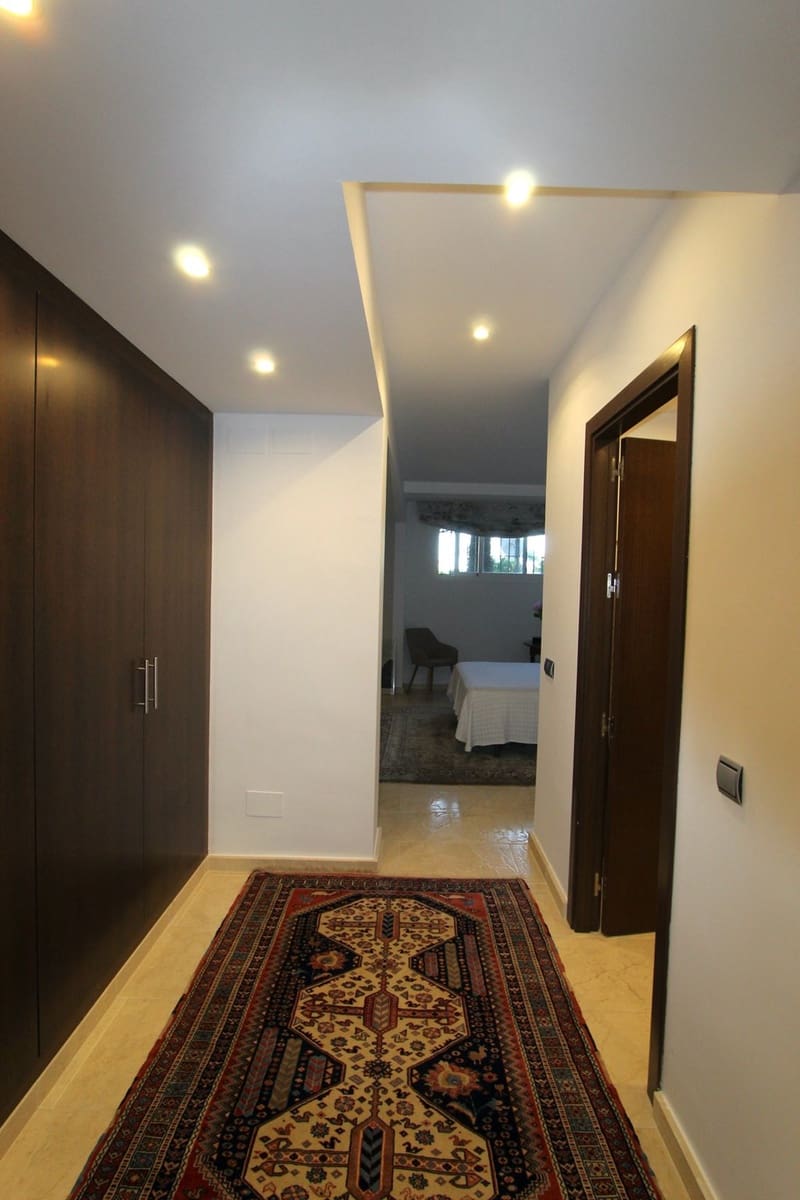 4 soveværelse Byhus til salg i Nueva Andalucia med swimmingpool garage - € 950.000 (Ref: 8738406)