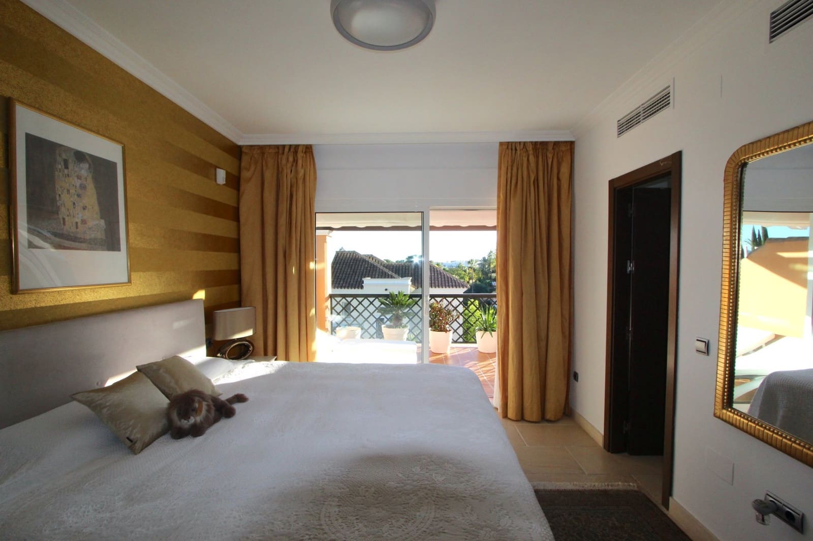 4 soveværelse Byhus til salg i Nueva Andalucia med swimmingpool garage - € 950.000 (Ref: 8738406)