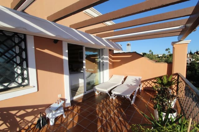 4 makuuhuone Omakotitalo myytävänä paikassa Nueva Andalucia, Marbella mukana uima-altaan 
autotalli - 950 000 € (Ref: 8738406)