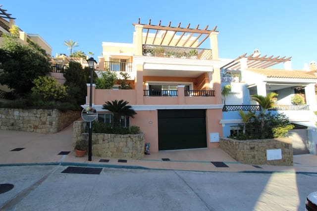 4 makuuhuone Omakotitalo myytävänä paikassa Nueva Andalucia, Marbella mukana uima-altaan 
autotalli - 950 000 € (Ref: 8738406)
