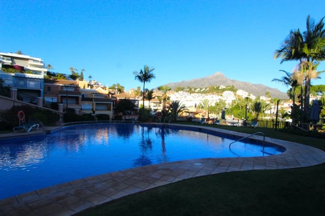 4 makuuhuone Omakotitalo myytävänä paikassa Nueva Andalucia, Marbella mukana uima-altaan 
autotalli - 950 000 € (Ref: 8738406)