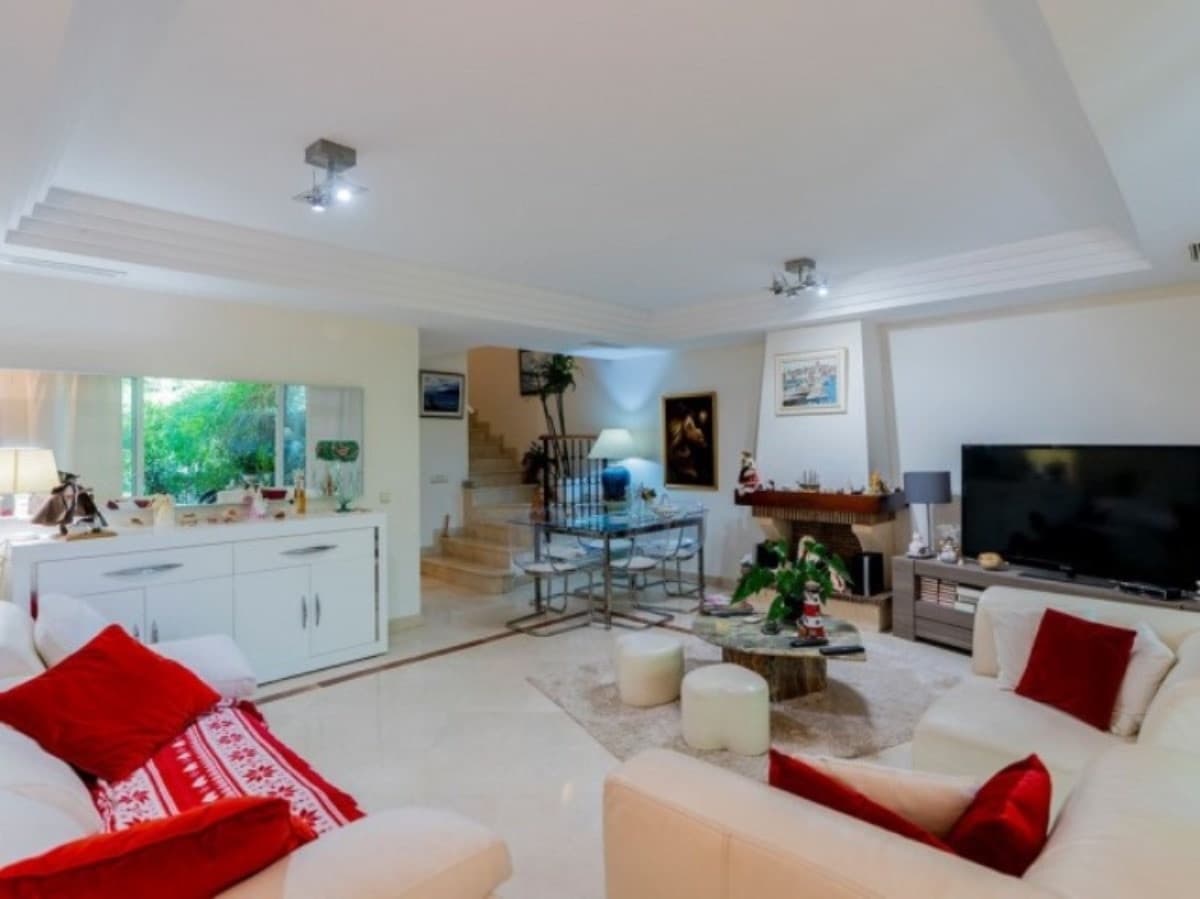 3 soverom Kjedet enebolig til salgs i Riviera del Sol med svømmebasseng garasje - € 685 000 (Ref: 8738412)