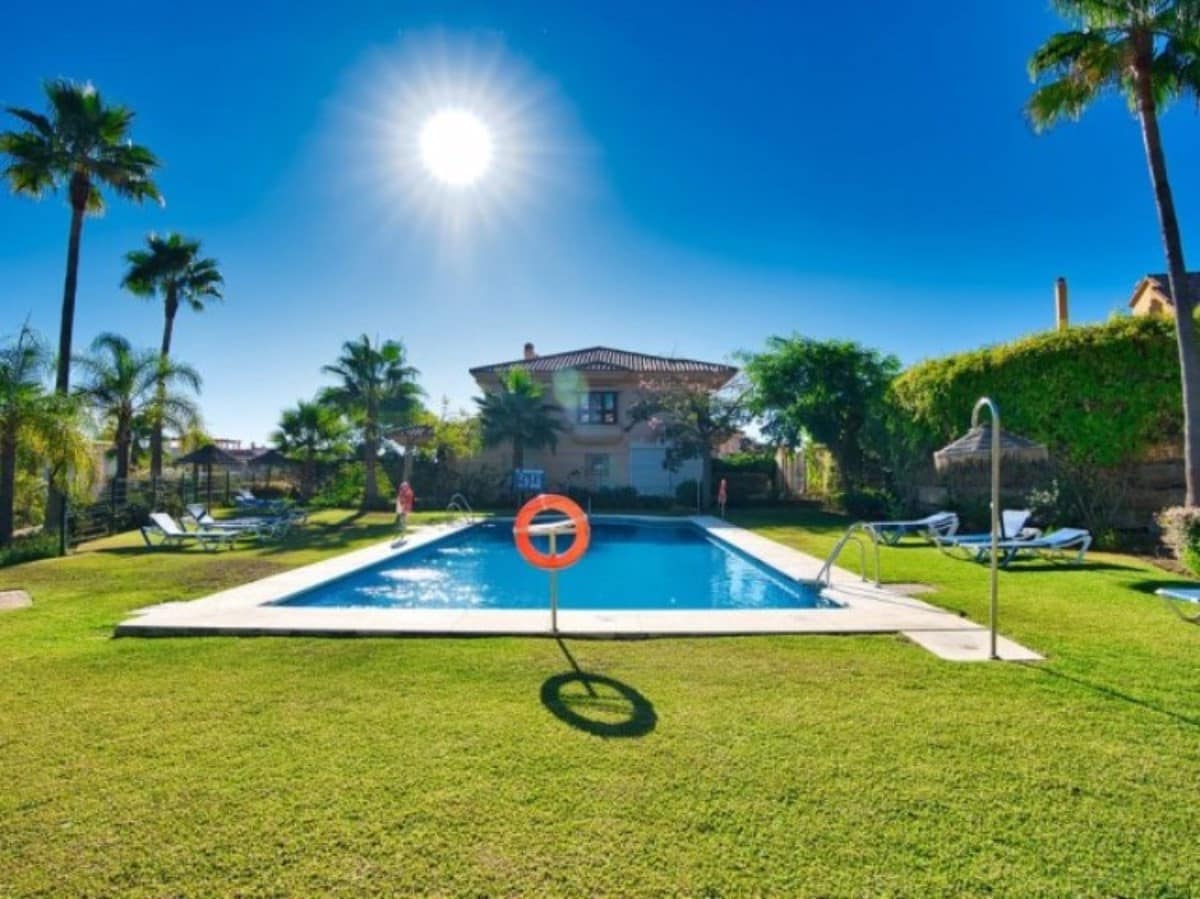 3 soverom Kjedet enebolig til salgs i Riviera del Sol med svømmebasseng garasje - € 685 000 (Ref: 8738412)