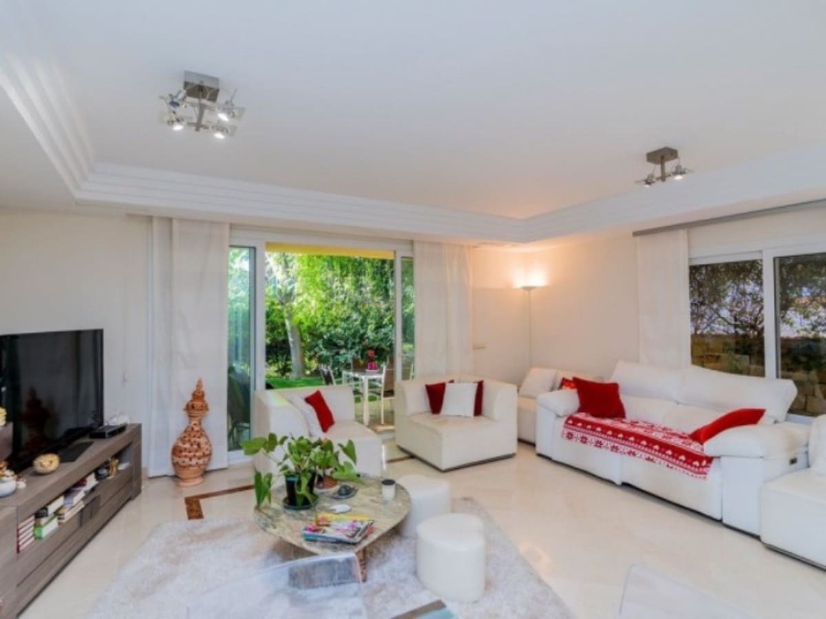 3 soverom Kjedet enebolig til salgs i Riviera del Sol med svømmebasseng garasje - € 685 000 (Ref: 8738412)