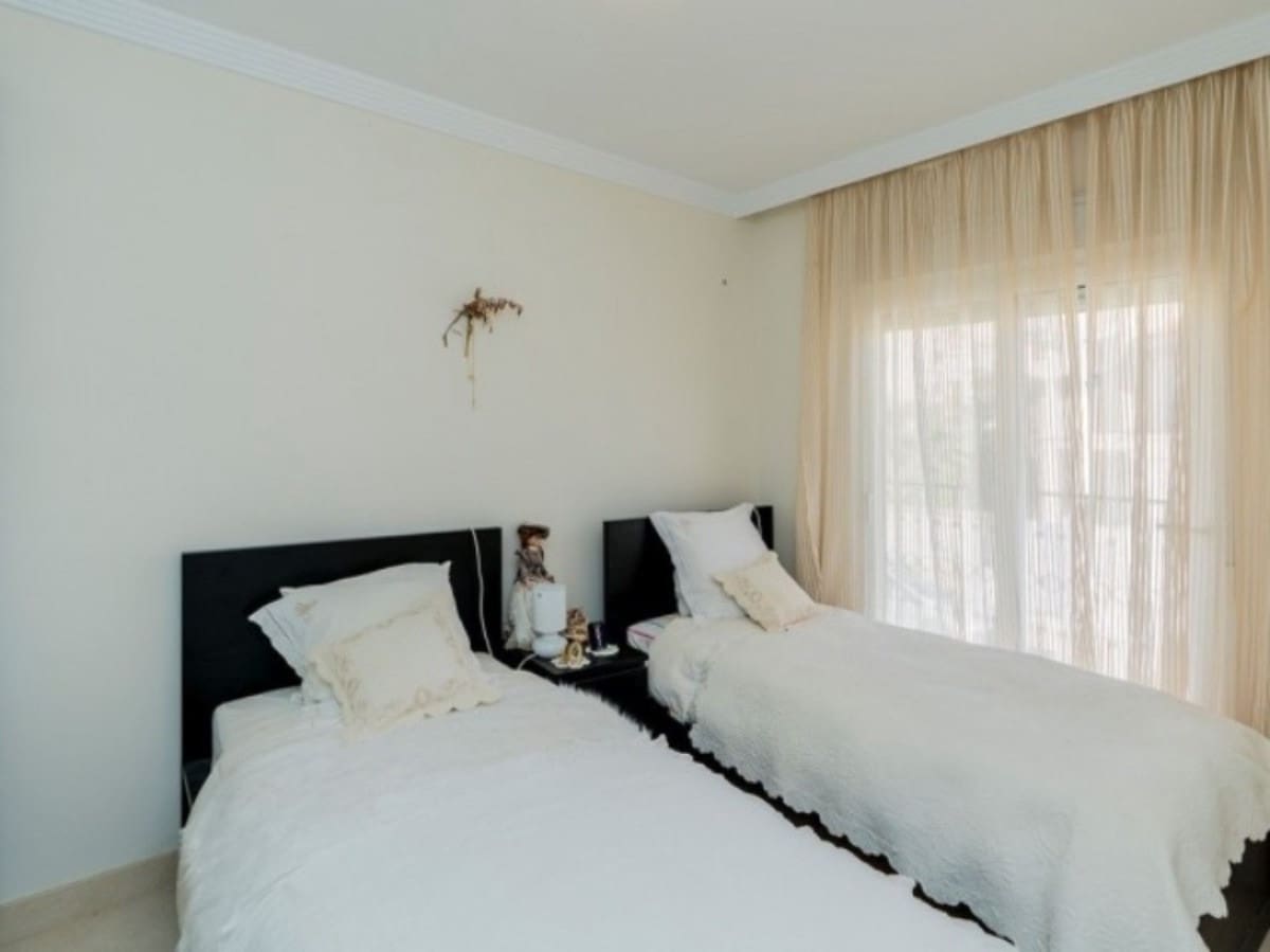 3 soverom Kjedet enebolig til salgs i Riviera del Sol med svømmebasseng garasje - € 685 000 (Ref: 8738412)