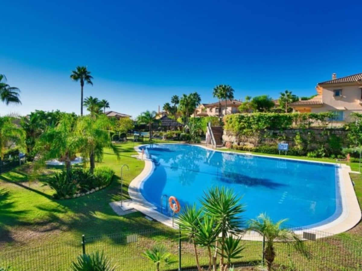 3 soverom Kjedet enebolig til salgs i Riviera del Sol med svømmebasseng garasje - € 685 000 (Ref: 8738412)