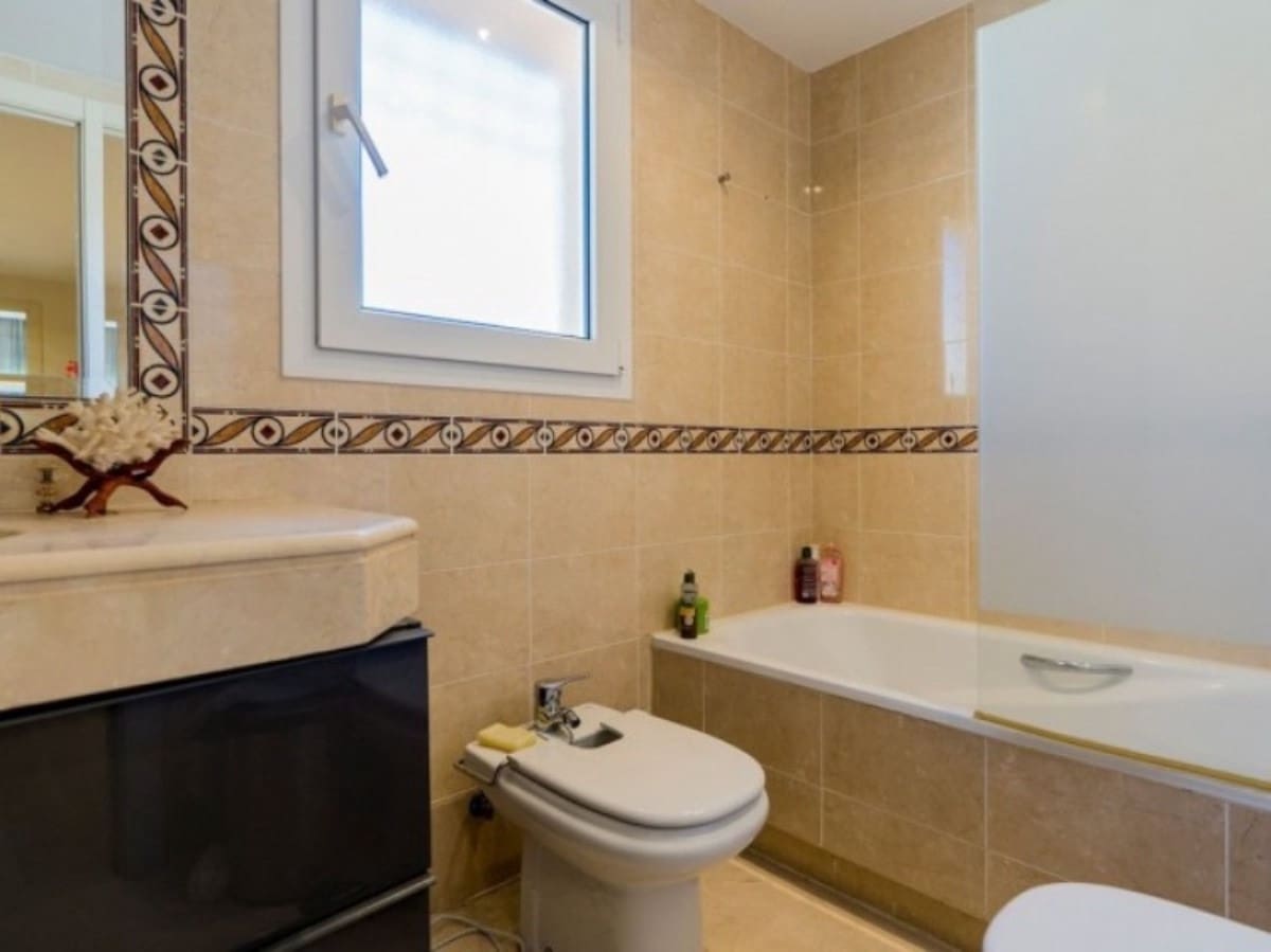 3 soverom Kjedet enebolig til salgs i Riviera del Sol med svømmebasseng garasje - € 685 000 (Ref: 8738412)