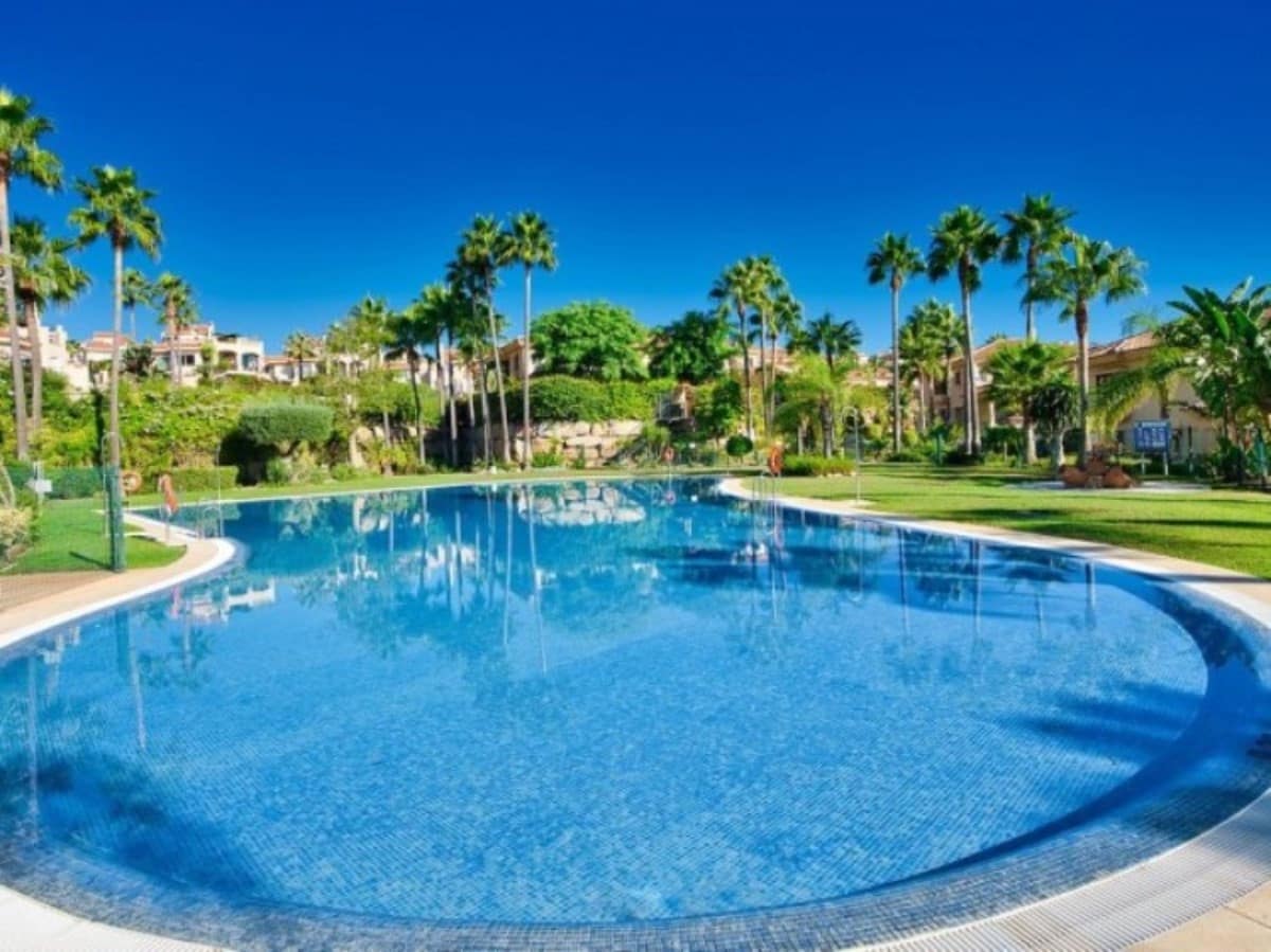 3 soveværelse Semi-Rækkehus til salg i Riviera del Sol med swimmingpool garage - € 685.000 (Ref: 8738412)