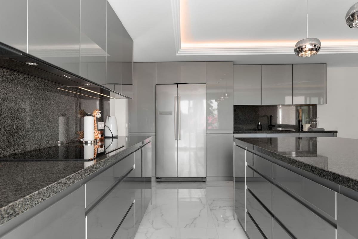 4 bedroom Villa for sale in Benahavis with pool garage - € 1,850,000 (Ref: 8738413)